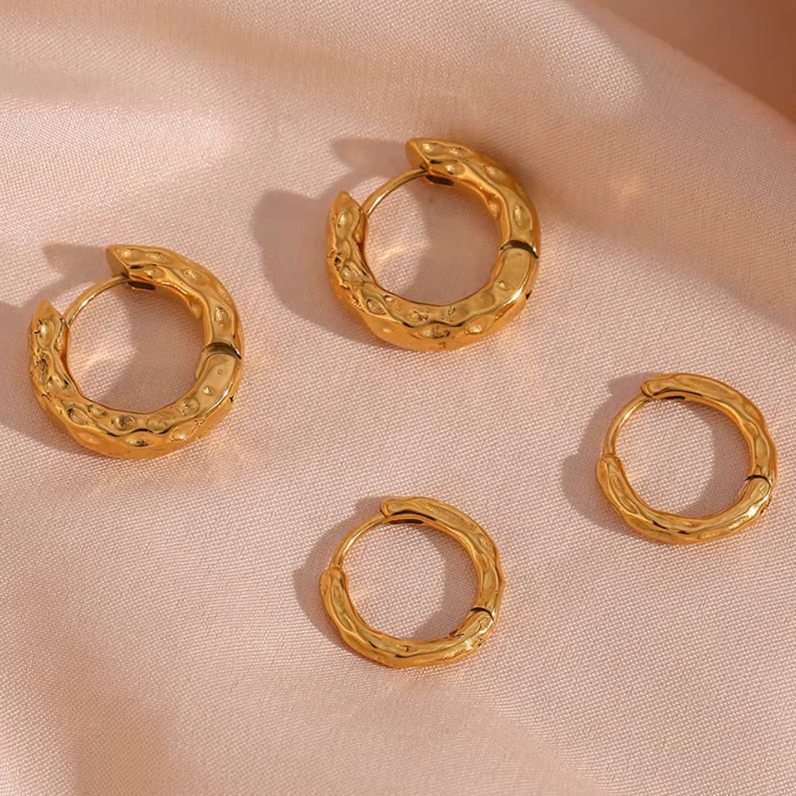 Hammeret Huggie Hoops Øreringe 18k Guldbelagt