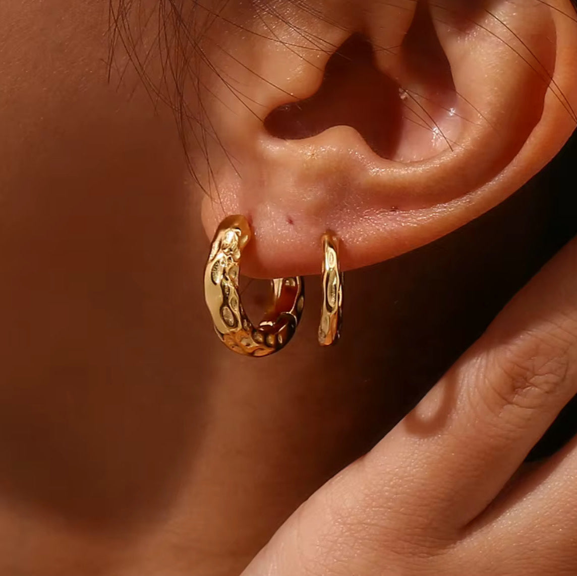 Hammeret Huggie Hoops Øreringe 18k Guldbelagt
