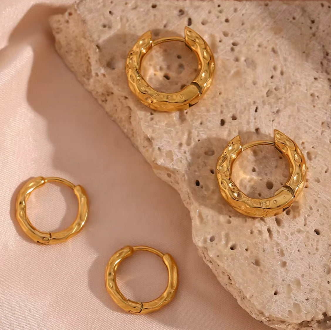 Hammeret Huggie Hoops Øreringe 18k Guldbelagt