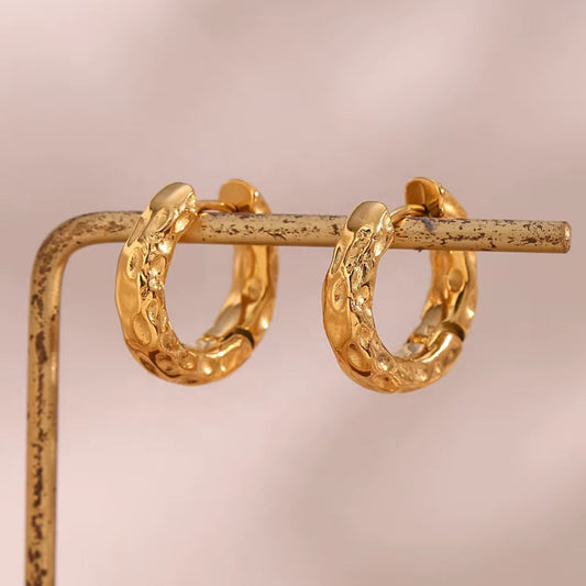 Hammeret Huggie Hoops Øreringe 18k Guldbelagt
